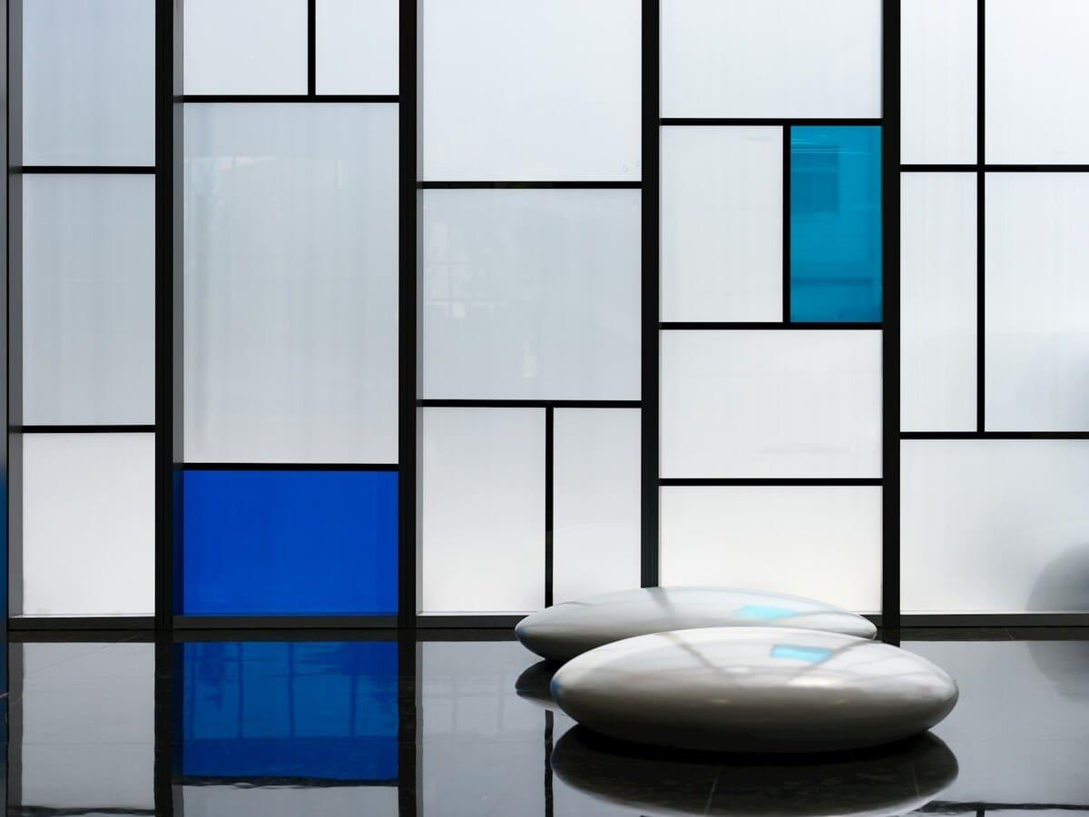 The Magic of Light: How Glass Transforms Any Room's Ambiance